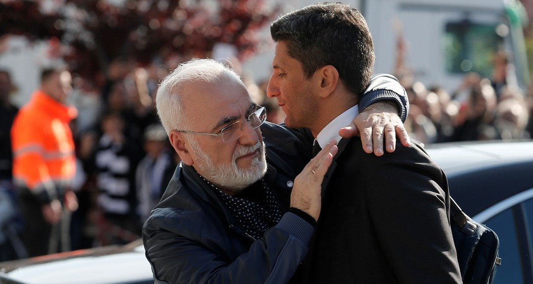 Σαββίδης αγκαλιάζει Λουτσέσκου