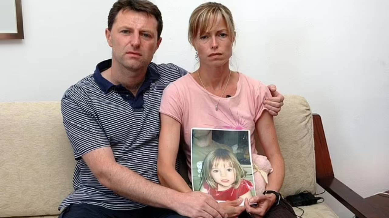 Οι γονείς της Μαντλίν με τη φωτογραφία του παιδιού της