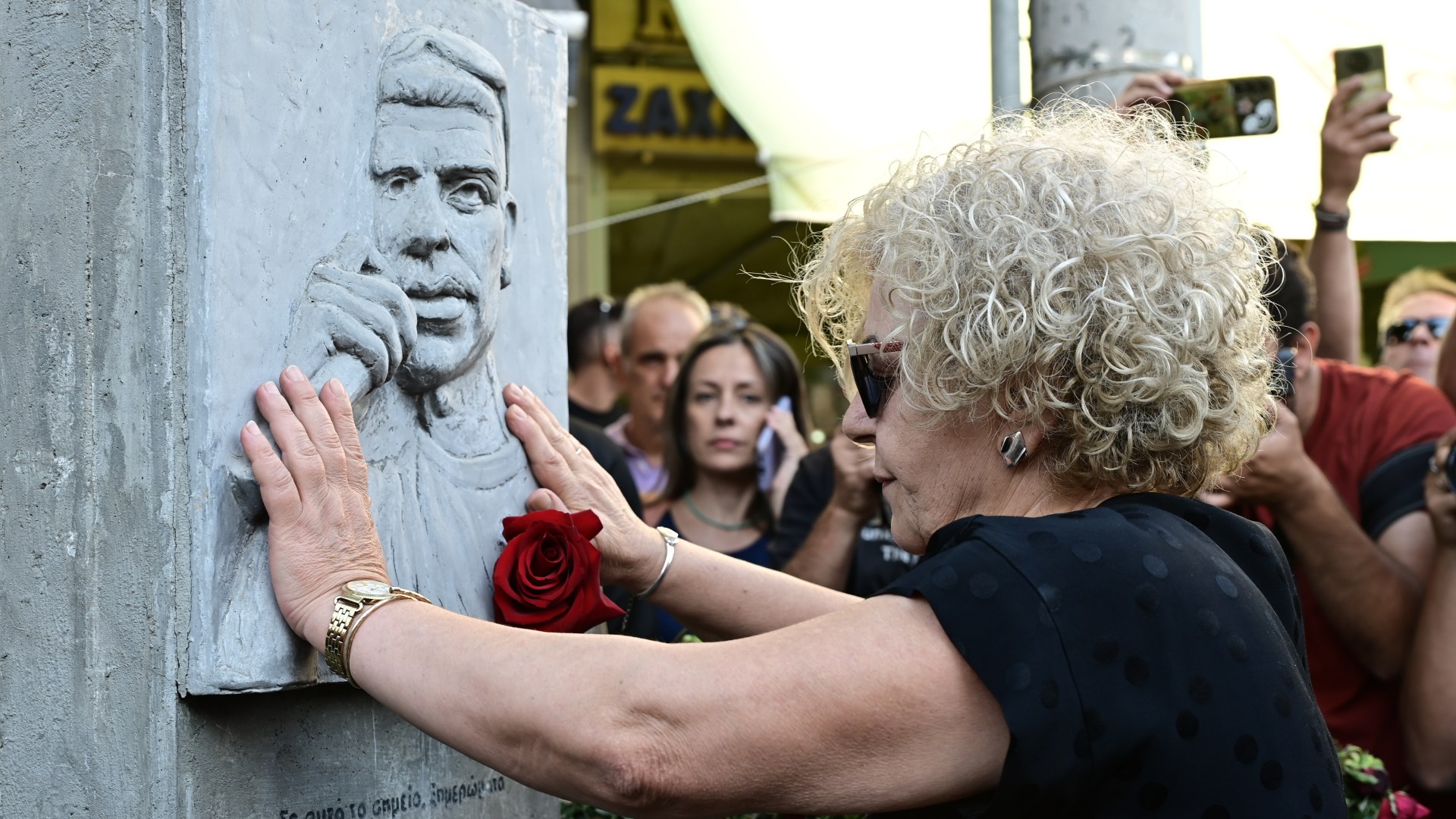 Η Μάγδα Φύσσα φιλάει το μνημείο του γιου της, Παύλου