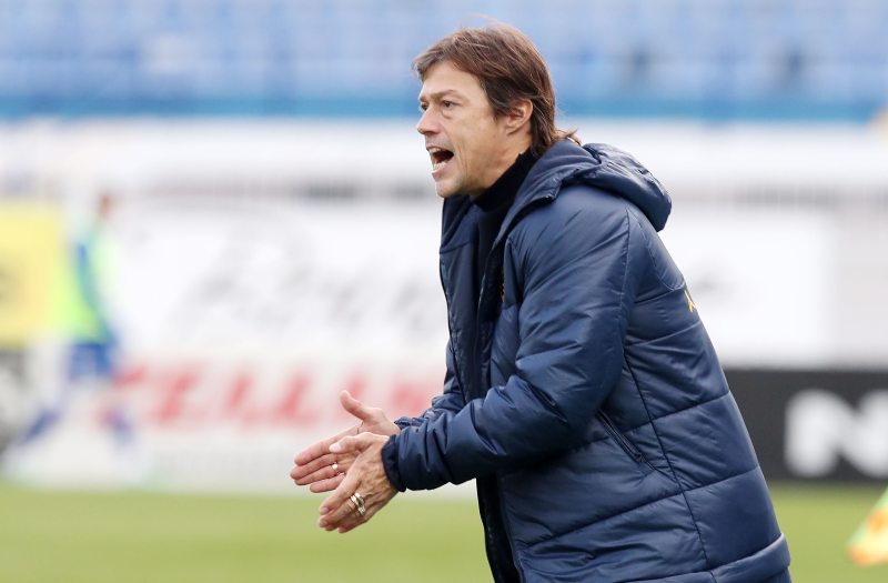 Ο Ματίας Αλμέιδα δίνει οδηγίες στους παίκτες του στο ματς με τον Ατρόμητο