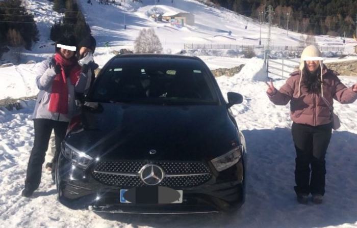 Οι 3 τουρίστριες ποζάρουν δίπλα στο κολλημένο αυτοκίνητό τους
