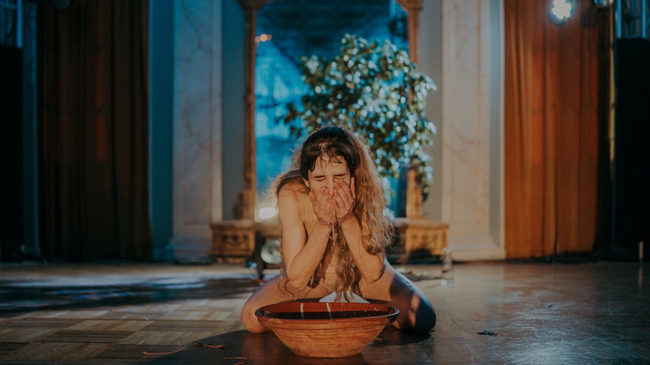 Η Αλίκη Στενού