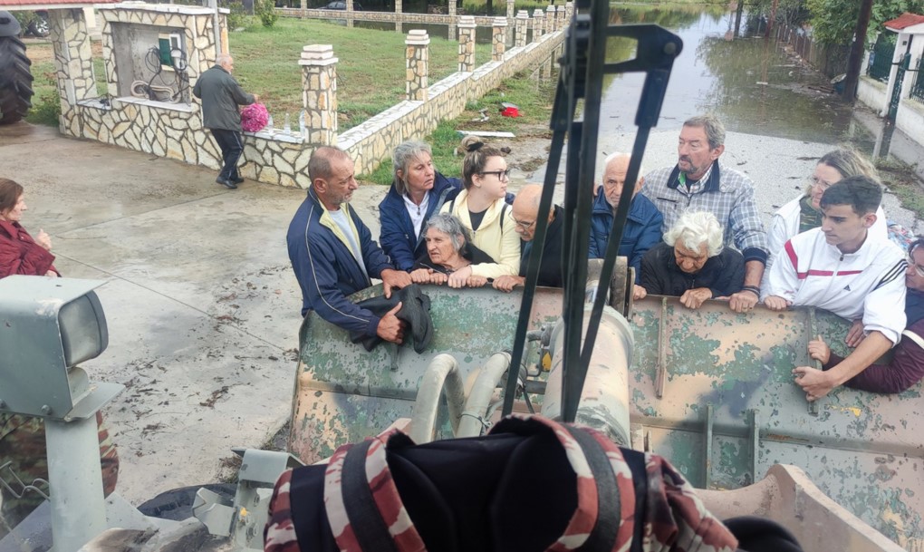 Με μπουλντόζες απεγκλωβίζει ο στρατός του πολίτες