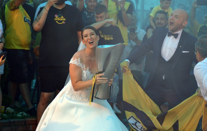 Η νύφη και ο γαμπρός σηκώνουν το τρόπαιο