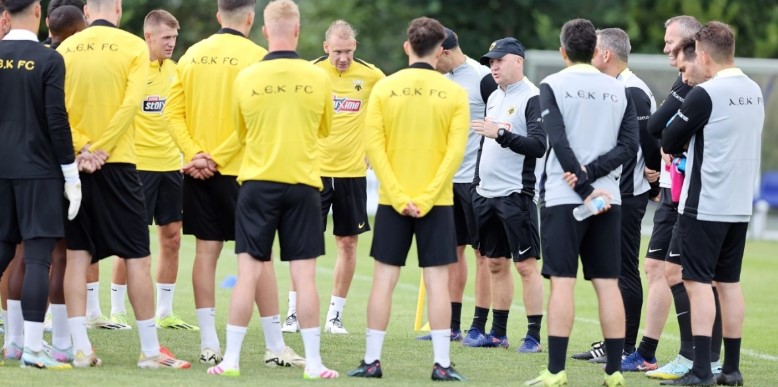 Ο Νίκολιτς μιλάει στους παίκτες της ΑΕΚ