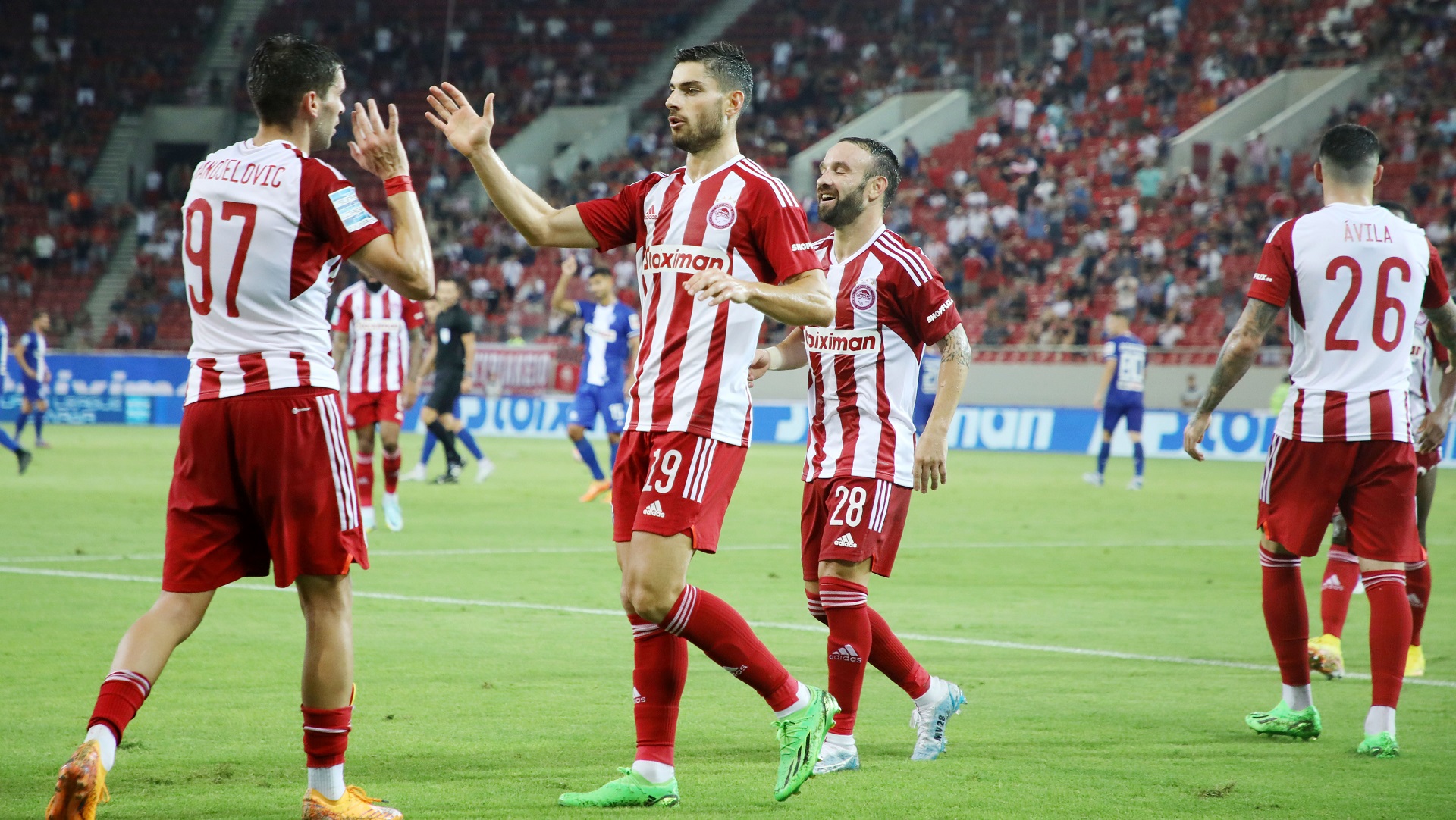 Οι παίκτες του Ολυμπιακού πανηγυρίζουν το δεύτερο γκολ εναντίον του ΠΑΣ Γιάννινα