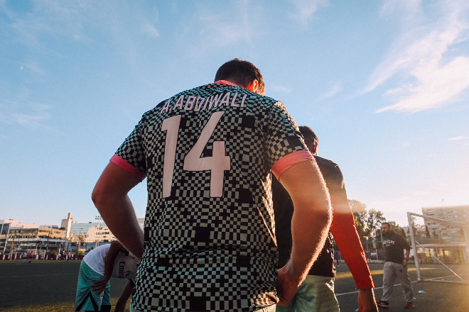 Οι ποδοσφαιριστές της Oriundo FC κατά την προθέρμανση.