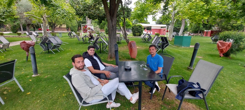 Ο Χάρης Παππάς με τους δημοσιογράφος του Gazzetta Δημήτρη ΣΔαμόλη και Παναγιώτη Δαλαταριώφ