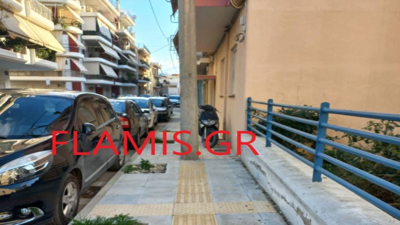 Η κολώνα στη μέση του δρόμου