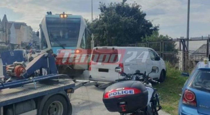 Αυτοκίνητο πάρκαρε στις ράγες 