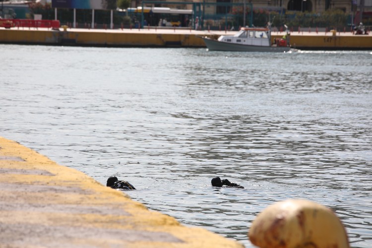 Ανασύρθηκε ταξί από το λιμάνι του Πειραιά