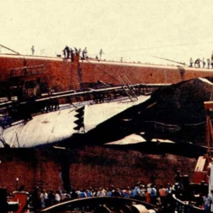 Φωτογραφία της εποχής από την ανατίναξη του τάνκερ στο Πέραμα