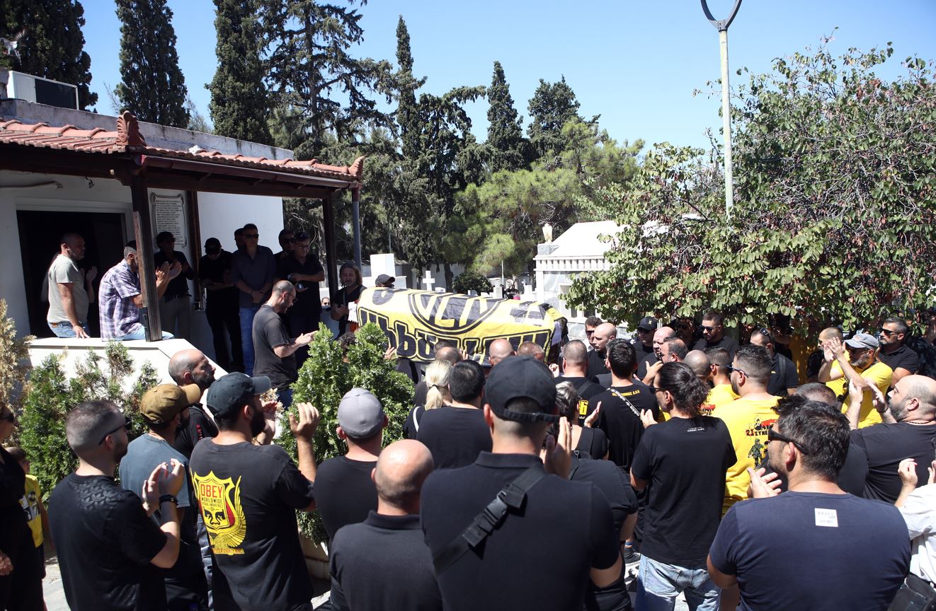 Η κηδεία του Νίκου Ξηροκώστα