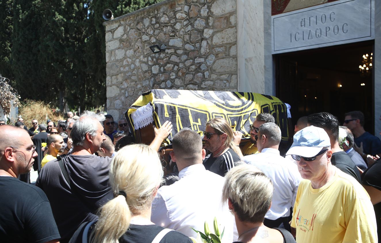Η κηδεία του Νίκου Ξηροκώστα