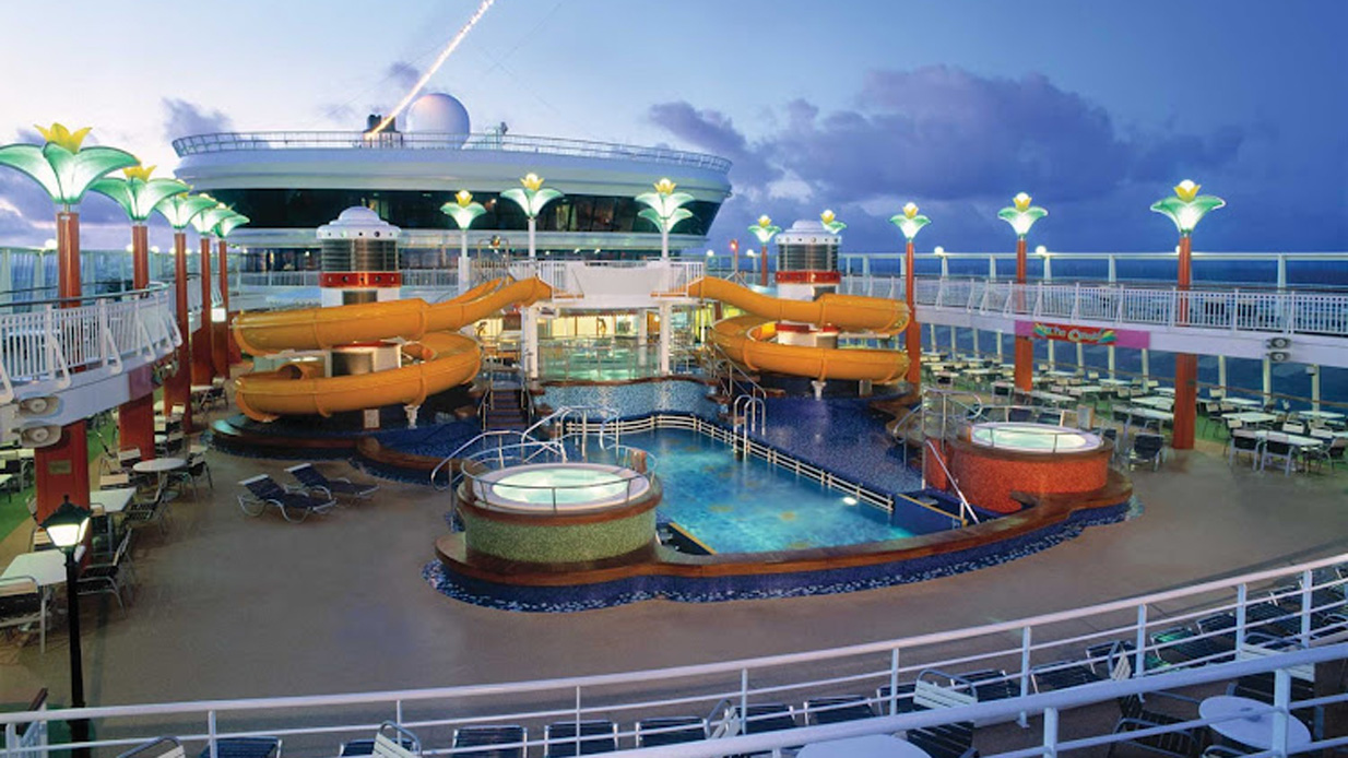 Η πισίνα του κρουαζιερόπλοιου