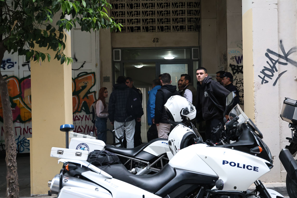 Η είσοδος της πολυκατοικίας