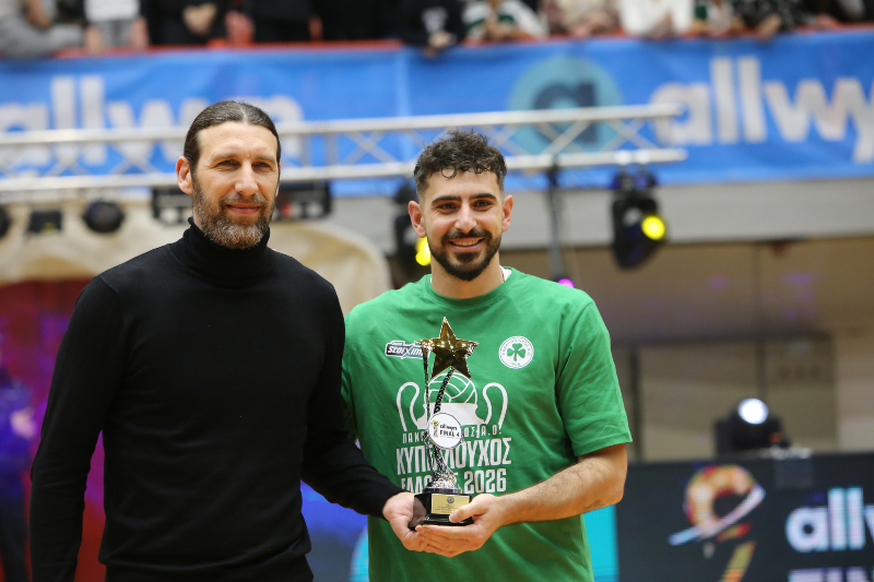 Ο Θανάσης Πρωτοψάλτης, o αρχηγός του Παναθηναϊκού αναδείχθηκε MVP του Allwyn Final-4 στη Λάρισα, οδηγώντας τους «πράσινους» στην κατάκτηση του Κυπέλλου μετά από 16 χρόνια. Ο διεθνής ακραίος σημείωσε 14 πόντους με 10/19 επιθέσεις, 2 άσσους και ισάριθμα μπλοκ, ενώ είχε ποσοστό 47% στην υποδοχή στα 17 σερβίς που τον σημάδεψαν. Τη βράβευση πραγματοποίησε ο Σπύρος Κωστελέτος της Allwyn Hellas. Ο Πρωτοψάλτης τόνισε κατά την απονομή τα εξής: «Πολύ σημαντικό που κατακτήσαμε το Κύπελλο μετά από 16 χρόνια. Το θέλαμε πολύ, όπως και ο σύλλογός μας. Το γεγονός ότι αναδείχθηκε Έλληνας MVP σε τελικό Κυπέλλου μετά από τόσα χρόνια είναι το καλύτερο μήνυμα. Παράλληλα, αυτό μας δίνει ώθηση για τη συνέχεια. Τη Δευτέρα επιστρέφουμε στο γήπεδο και συγκεντρωνόμαστε στο παιχνίδι με τον Ολυμπιακό»