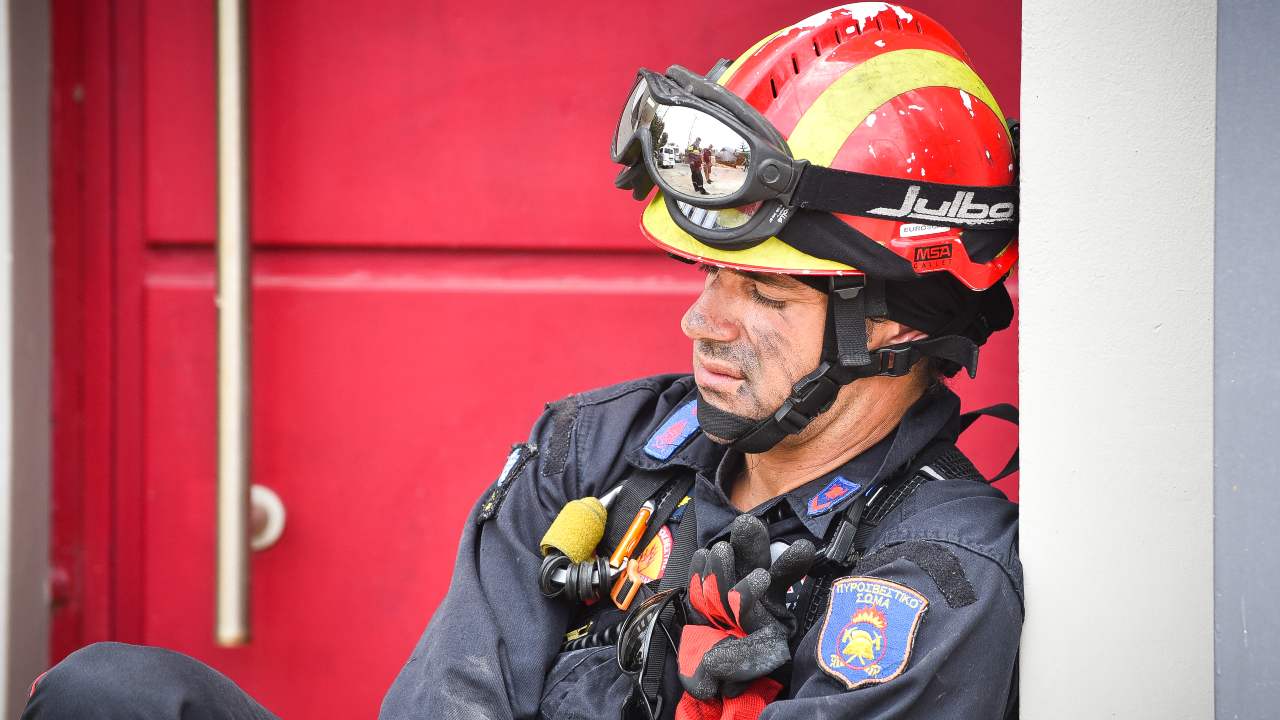 Πυροσβέστης «παραδομένος» στην κούραση μετά από ολονύχτιες μάχες με την πυρκαγιά στο Μάτι 