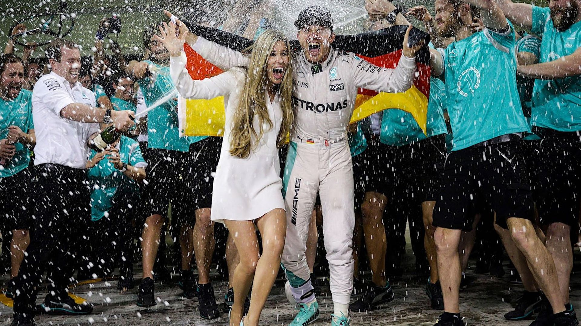 Ο Νίκο Ρόσμπεργκ πανηγυρίζει την κατάκτηση του τίτλου του 2016