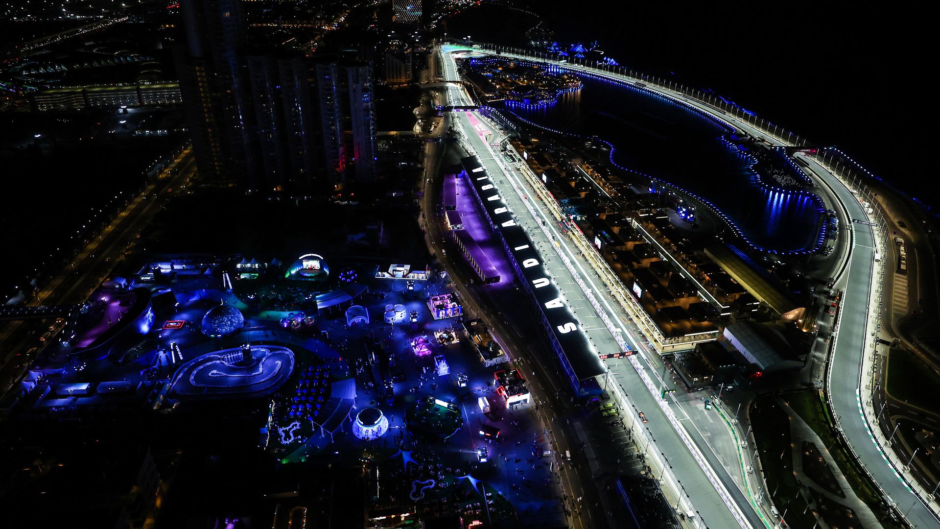 Το νυχτερινό σκηνικό στη Τζέντα