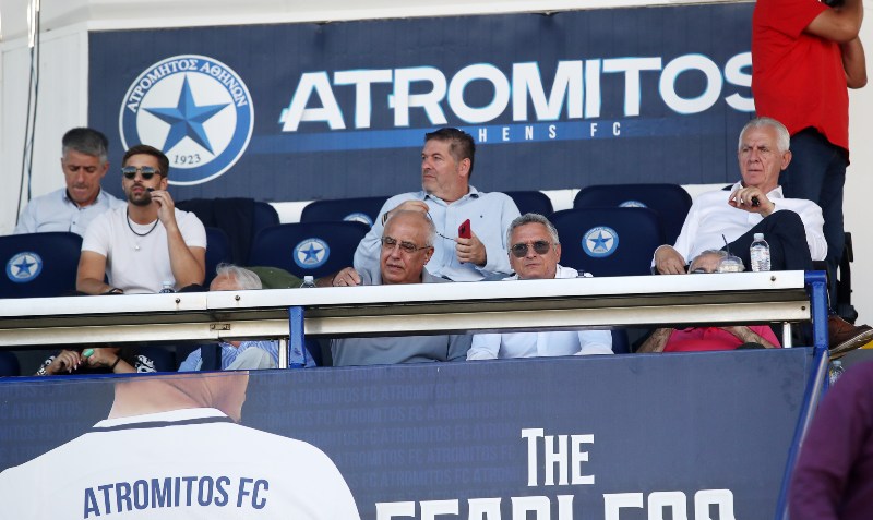 Ο Γιώργος Σπανός παρακολουθεί αγώνα