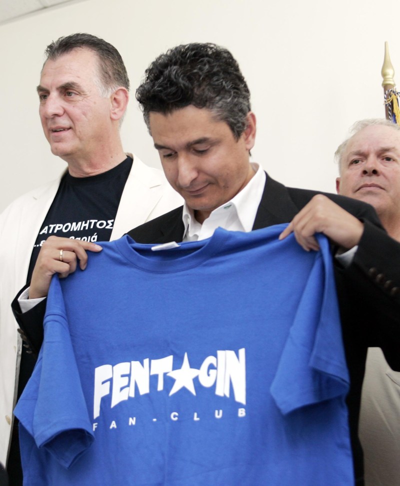 Ο Γιώργος Σπανός με την μπλούζα των Fentagin