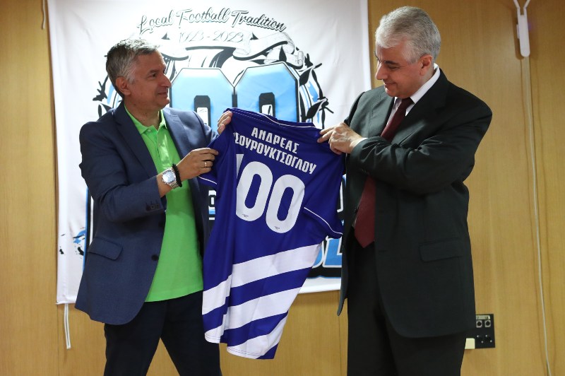 Ο Γιώργος Σπανός παραδίδει τη φανέλα στον Ανδρέα Τσουρουκτσόγλου