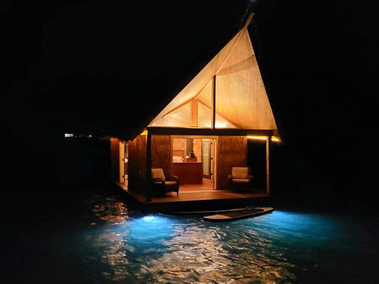 Το Tiki Suites το βράδυ