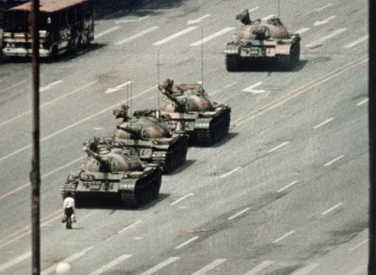 Ο άνθρωπος απέναντι στα τανκς