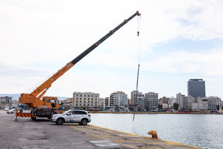 Ταξί ανασύρθηκε από το λιμάνι του Πειραιά