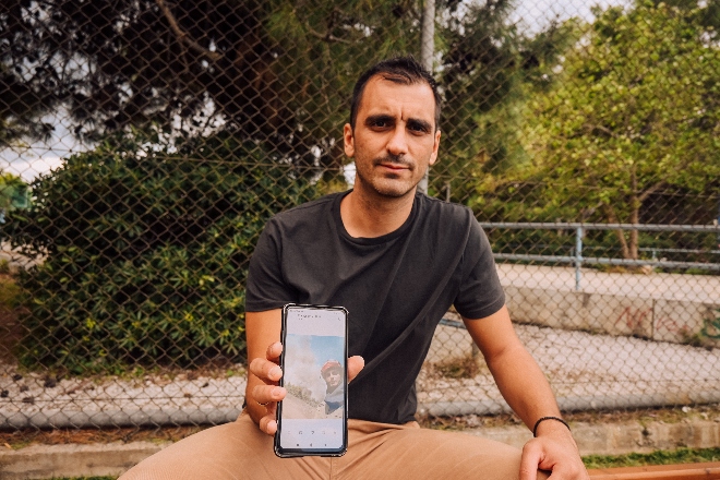 Ο Γιάννης Μπαντίκος στο γήπεδο του ΑΟ Καραβά.