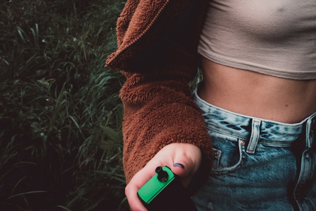 Νεαρή με ηλεκτρονικό τσιγάρο