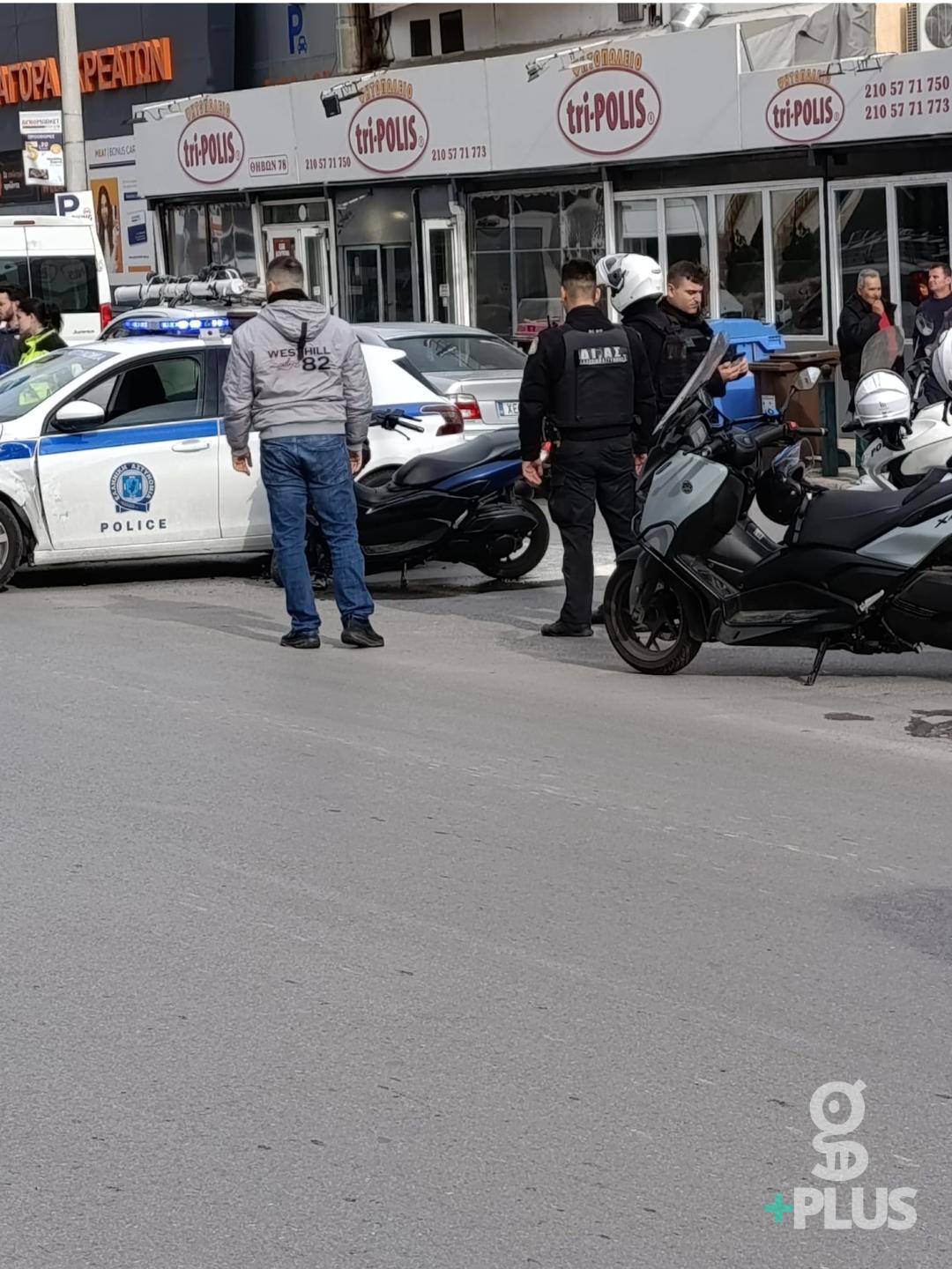 Τροχαίο ανάμεσα σε περιπολικό και μοτοσικλέτα στη λεωφόρο Θηβών