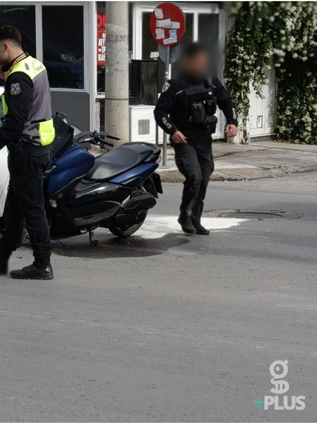 Τροχαίο ανάμεσα σε περιπολικό και μοτοσικλέτα στη λεωφόρο Θηβών