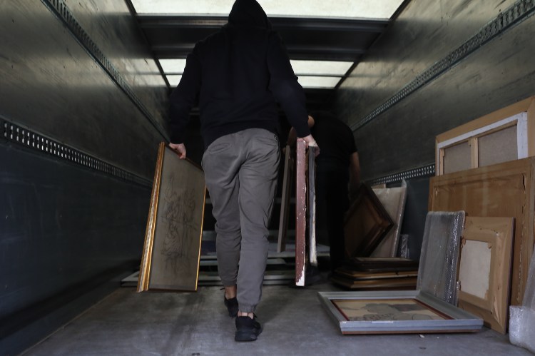 Οι πίνακες ζωγραφικής του Γιώργου Τσαγκαράκη που κατασχέθηκαν