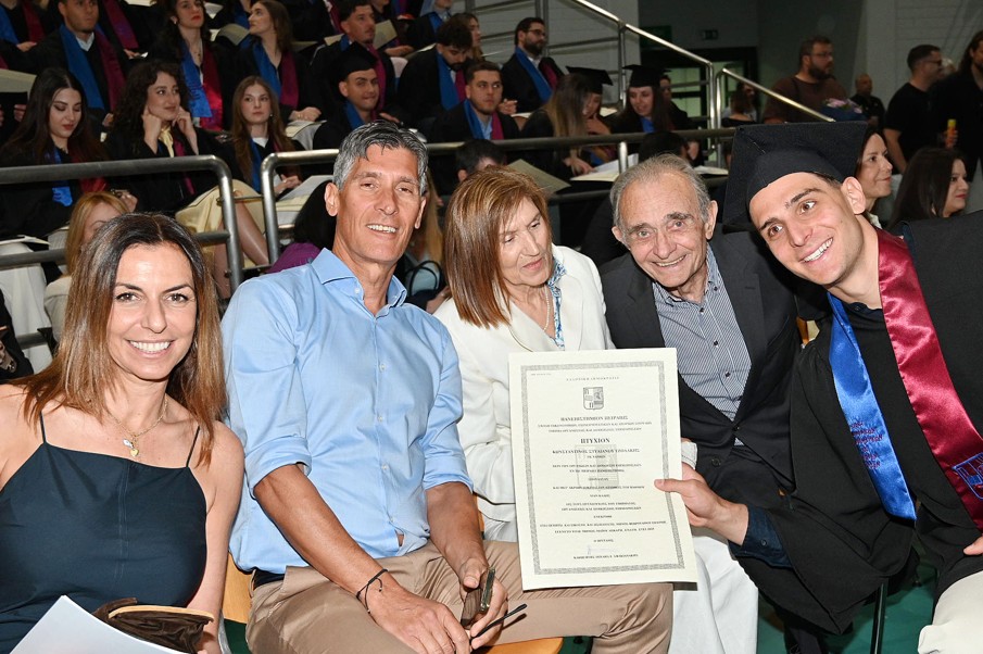 O Κωνσταντής Τζολάκης με τους γονείς και τους παππούδες του