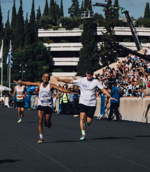 Ο Λίμα στον τερματισμό της Αθήνας κανοντας αεροπλανικό πανηγυρισμό