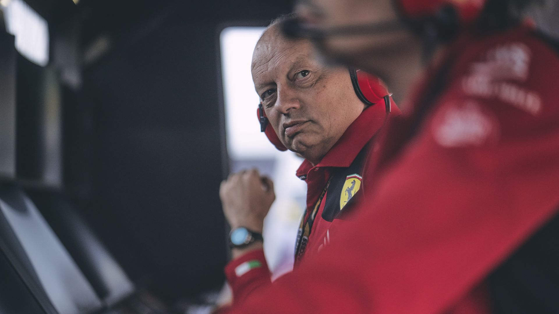 Ο Φρεντ Βασέρ στο pit wall της Ferrari