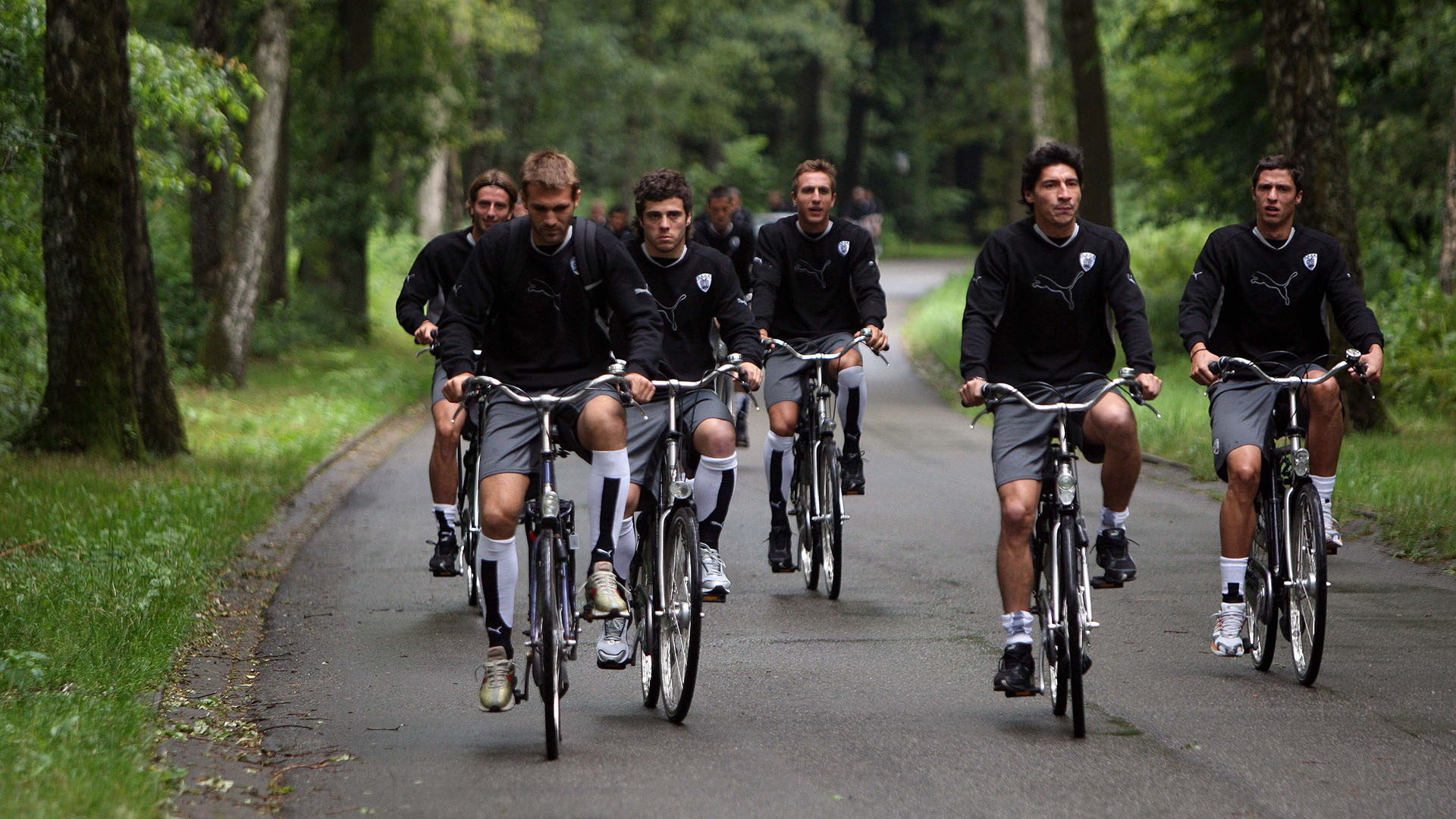 Ο Βιεϊρίνια μαζί με άλλους παίκτες του ΠΑΟΚ στην καθιερωμένη βόλτα με τα ποδήλατα