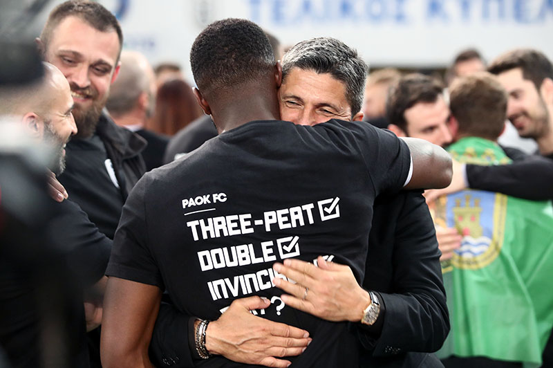 Η αγκαλιά του Φερνάντο Βαρέλα στον Ραζβάν Λουτσέσκου μετά τον κερδισμένο τελικό του 2019