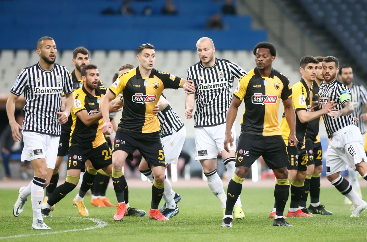 Η άμυνα της ΑΕΚ σε κόρνερ στο ματς με τον ΠΑΟΚ