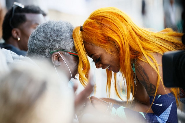 H Ρίτσαρντσον αγκαλιάζει την γιαγιά της