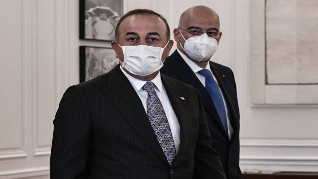 Ο Μεβλούτ Τσαβούσογλου με τον Νίκο Δένδια 