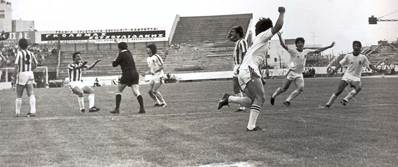 Από τον αγώνα ΠΑΟΚ με τον Ολυμπιακό στις αρχές της δεκαετίας του 80. Οι Κωστίκος (δίπλα στο διαιτητή), Γεωργόπουλος και Ιωσηφίδης (τέρμα δεξιά) πανηγυρίζουν το γκολ του Δαμανάκη. Στο βάθος η πεσμένη από το σεισμό του 1978 θύρα 8.
