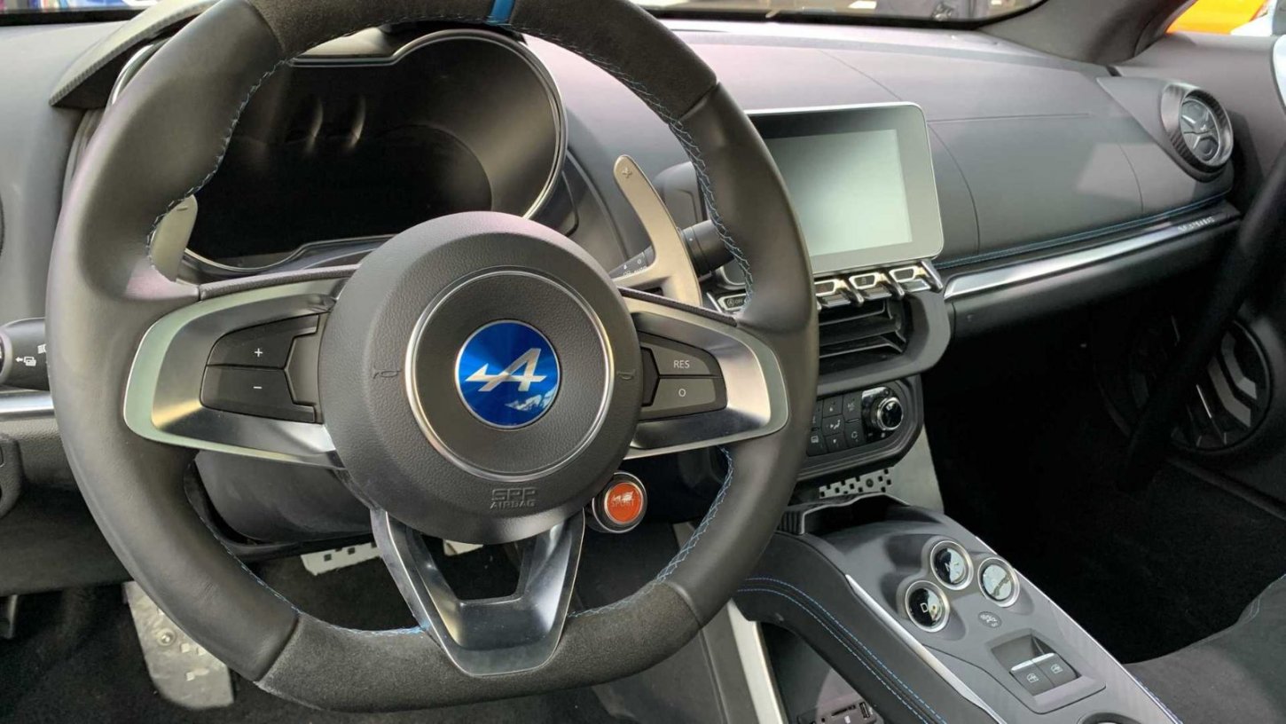 To κόκπιτ του γαλλικού SUV.