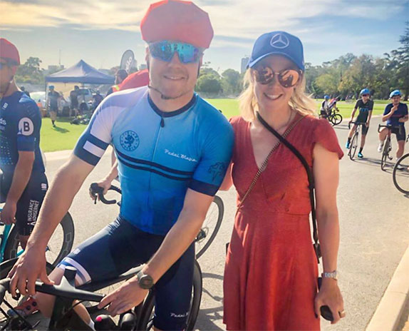 O Mπότας σε αγώνα ποδηλασίας στην Αυστραλία δίπλα στο νέο του αμόρε.