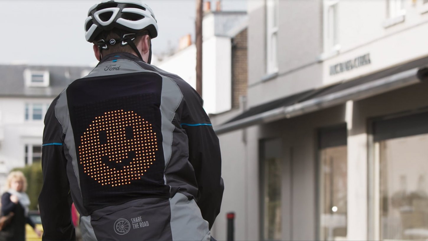 To χαμόγελο πάνω στο μπουφάνα του ποδηλάτη προς τον ευγενικό οδηγό!