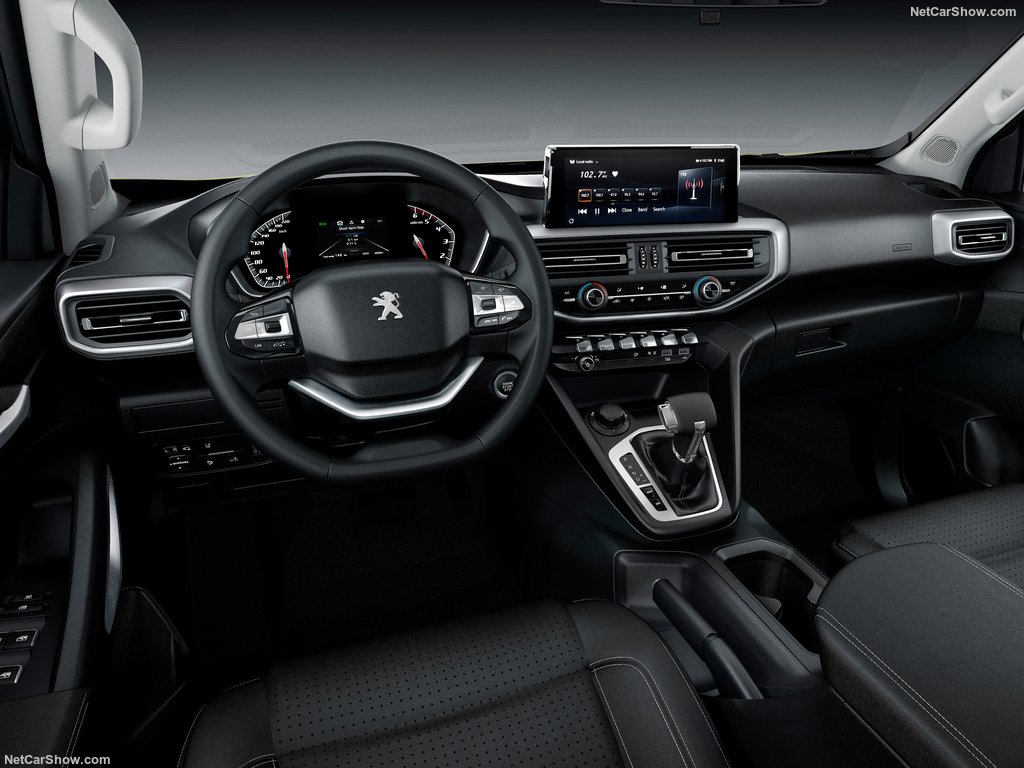 To κόκπιτ παραπέμπει σε Peugeot 3008 και 5008.
