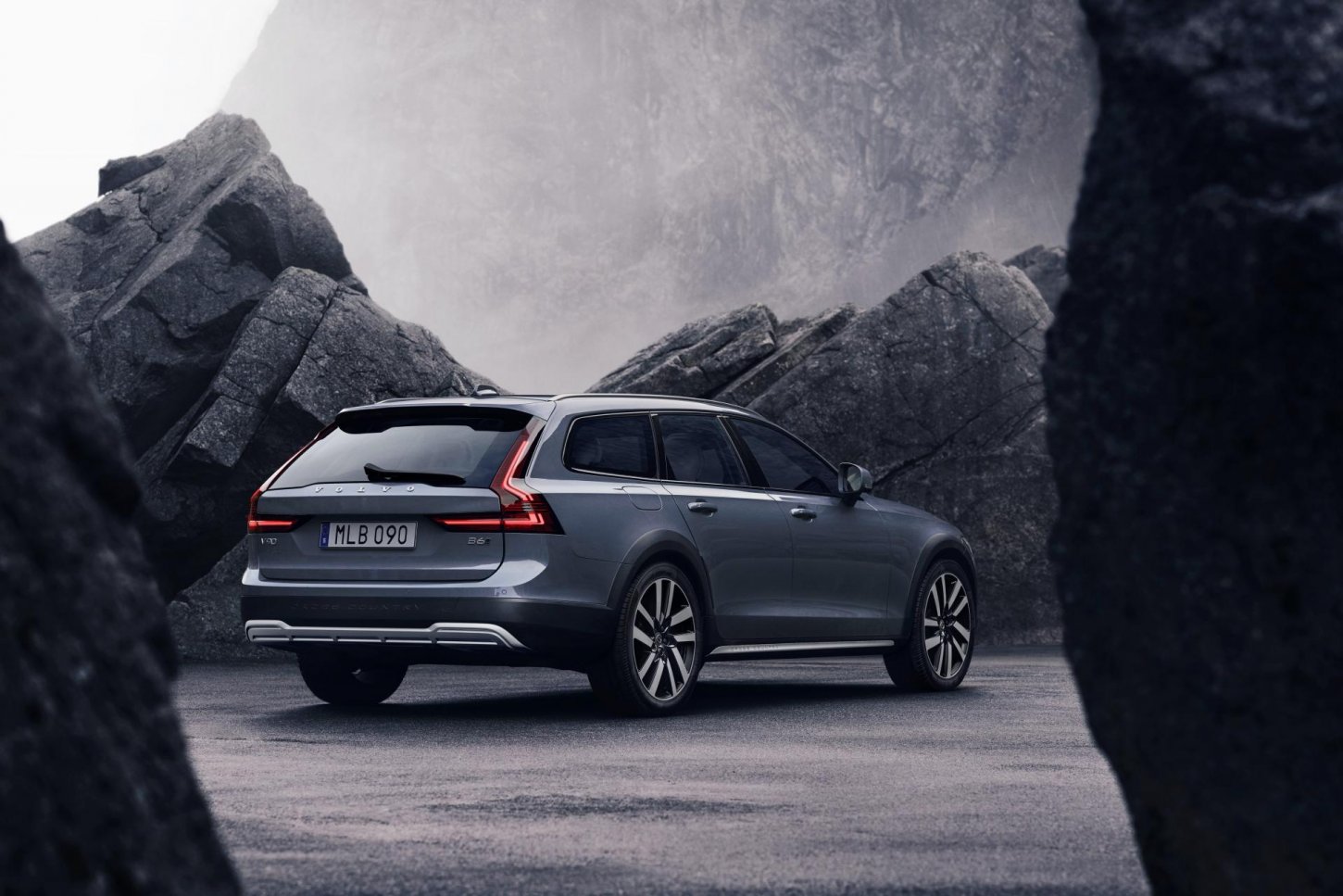 Στο πίσω μέρος του Volvo V90 ξεχωρίζουν τα full lead φωτιστικά.