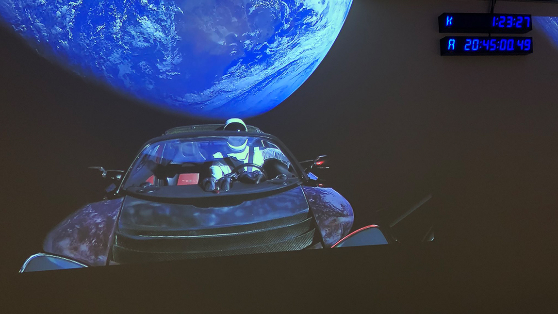 Με φόντο τη Γη και την Αυστραλία.